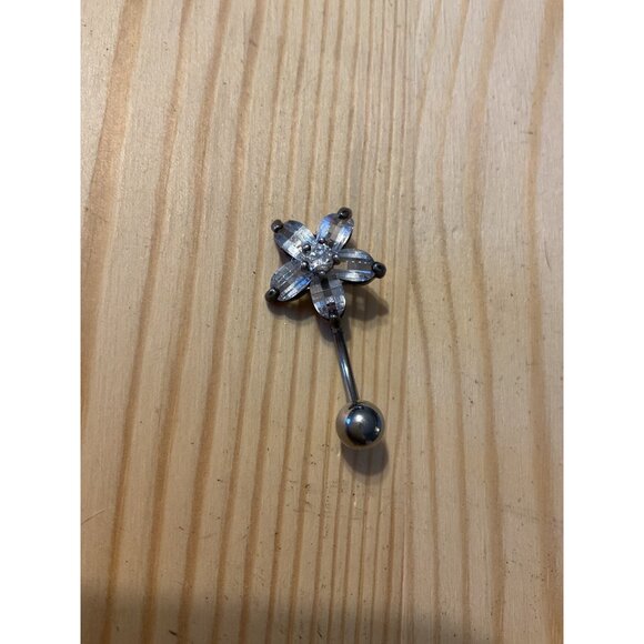 Flower-Shaped Belly Button Ring With Crystal Accents & Ball Closure - Picture 1 of 3